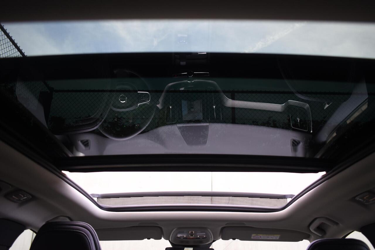 Volvo XC60 T6 350PK Automaat Plug-in Hybrid AWD Plus Dark / Navigatie / 360 Camera / Adaptieve Cruise Control / Stuur & Stoelverwarming / Elektr. Achterklep / Schuifdak / Trekhaak