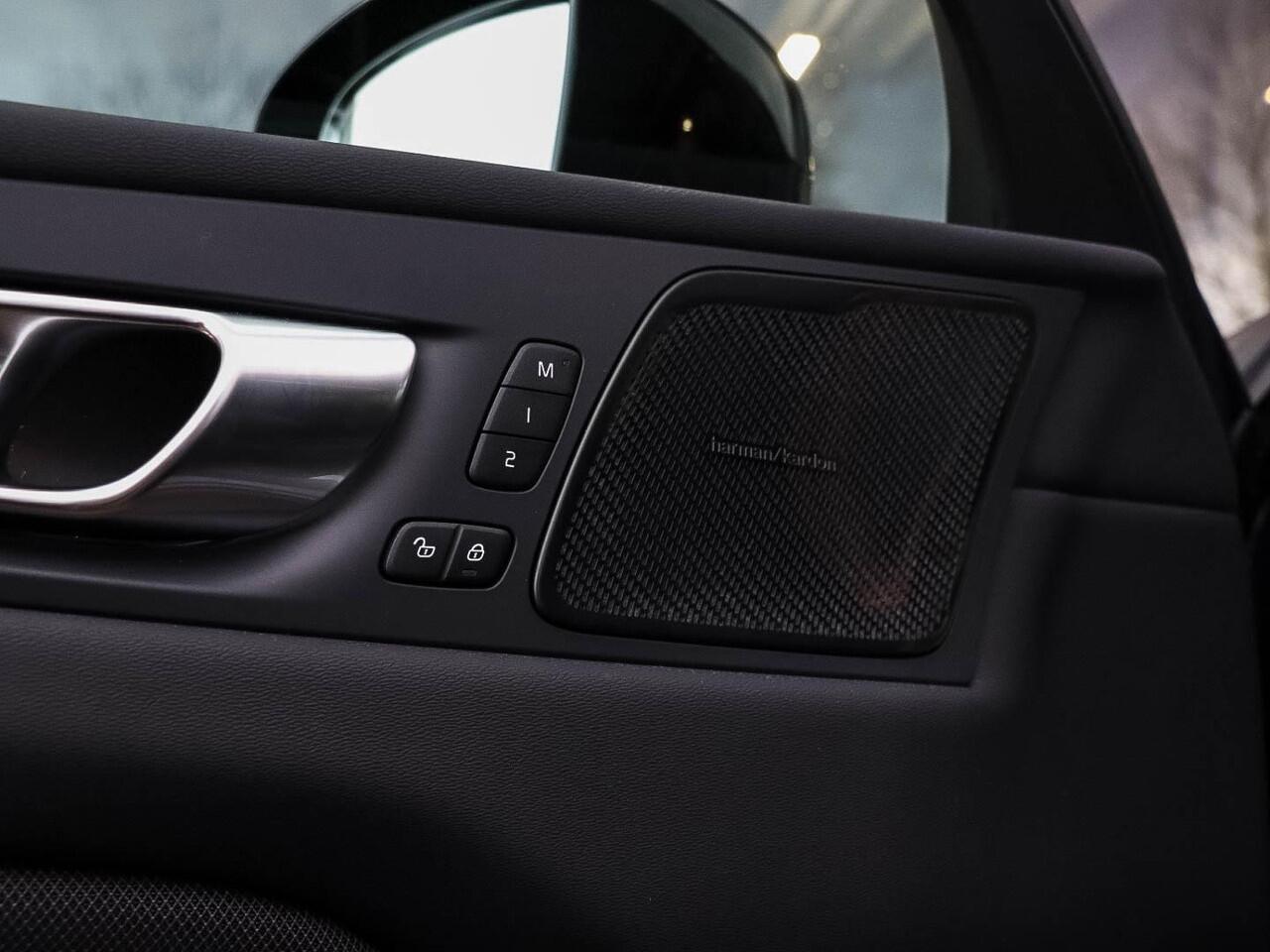 Volvo XC60 T6 AWD Plus Black Edition MY2026 Panodak 21'' Harman Kardon Zwarte hemel