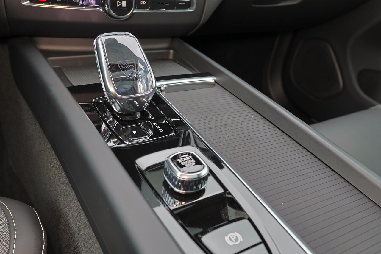 Volvo XC60 T6 Recharge AWD Ultra Black Edition - Panorama/schuifdak - IntelliSafe Assist & Surround - 360º Camera - Harman/Kardon audio - Adaptieve LED koplampen - Verwarmde voorstoelen, stuur & achterbank - Parkeersensoren voor & achter - Elektr. bedienb. voorstoel