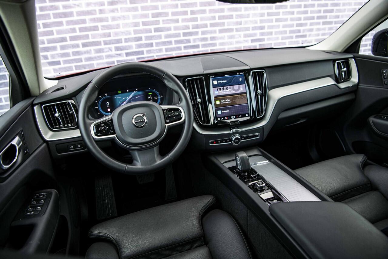 Volvo XC60 2.0 T6 Plug-in hybrid AWD Plus Dark | Adaptieve cruise control | 360° camera | Trekhaak | Stoel- en stuurverwarming | Dode hoek detectie BLIS | Panorama dak | All season banden | Google Auto |