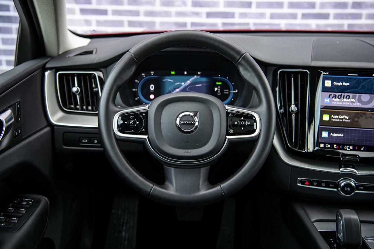 Volvo XC60 2.0 T6 Plug-in hybrid AWD Plus Dark | Adaptieve cruise control | 360° camera | Trekhaak | Stoel- en stuurverwarming | Dode hoek detectie BLIS | Panorama dak | All season banden | Google Auto |