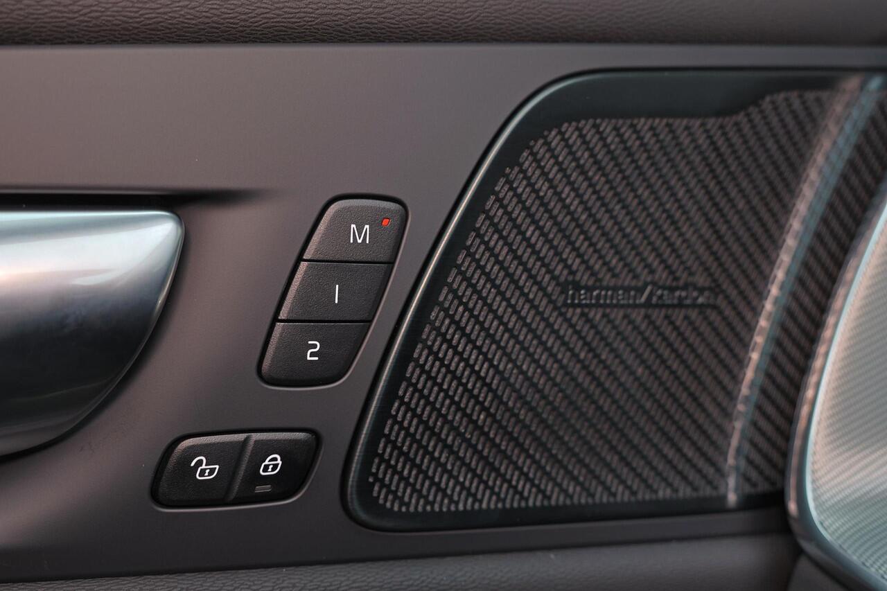 Volvo XC60 T6 Recharge AWD Ultra Black Edition - Panorama/schuifdak - IntelliSafe Assist & Surround - 360º Camera - Harman/Kardon audio - Adaptieve LED koplampen - Verwarmde voorstoelen, stuur & achterbank - Parkeersensoren voor & achter - Elektr. bedienb. voorstoel