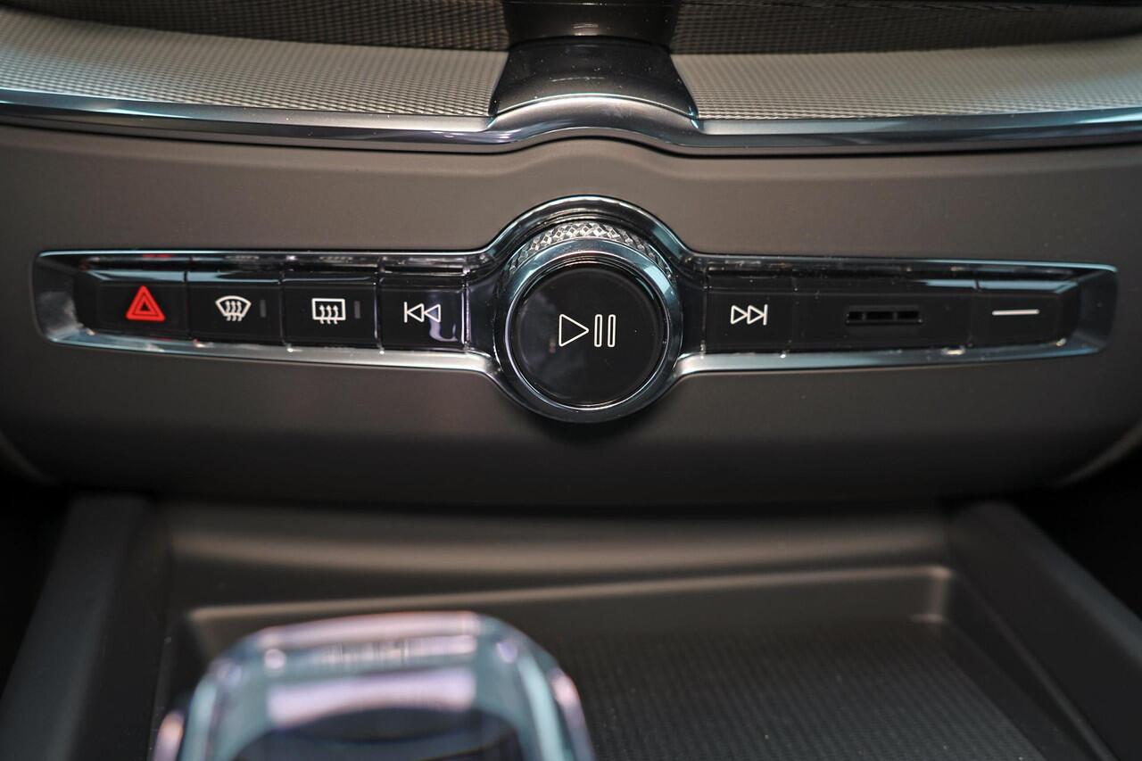 Volvo XC60 T6 Recharge AWD Ultra Black Edition - Panorama/schuifdak - IntelliSafe Assist & Surround - 360º Camera - Harman/Kardon audio - Adaptieve LED koplampen - Verwarmde voorstoelen, stuur & achterbank - Parkeersensoren voor & achter - Elektr. bedienb. voorstoel