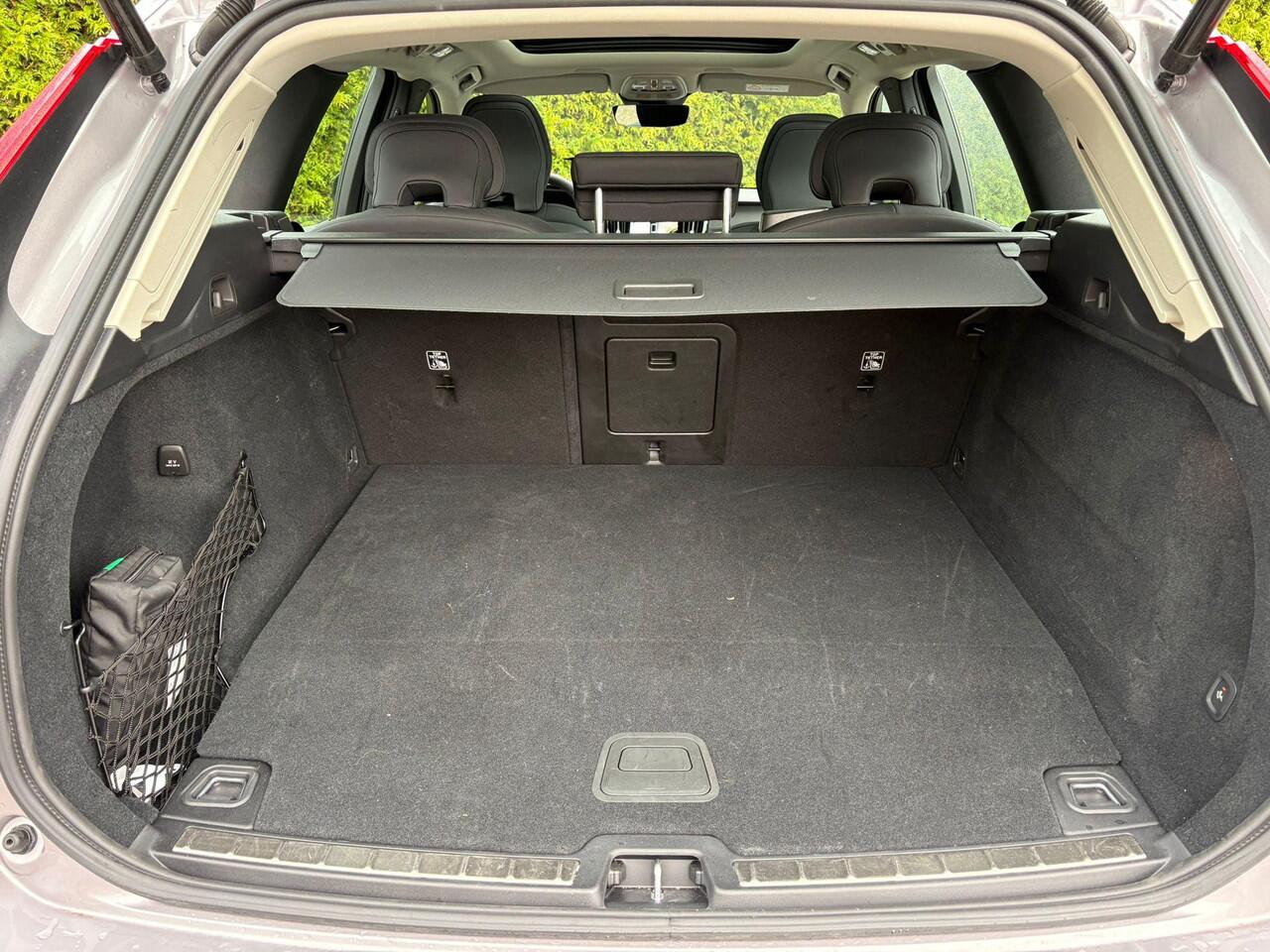 Volvo XC60 T6 Plug-in hybrid AWD Ultra Dark | Trekhaak | 360 Camera | H&K Audio