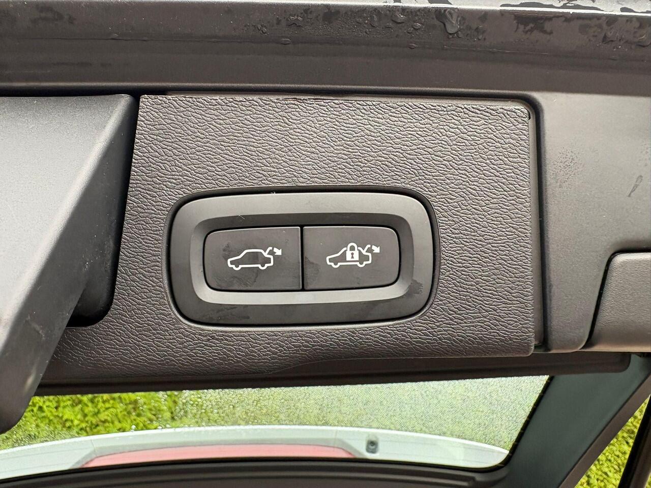 Volvo XC60 T6 Plug-in hybrid AWD Ultra Dark | Trekhaak | 360 Camera | H&K Audio