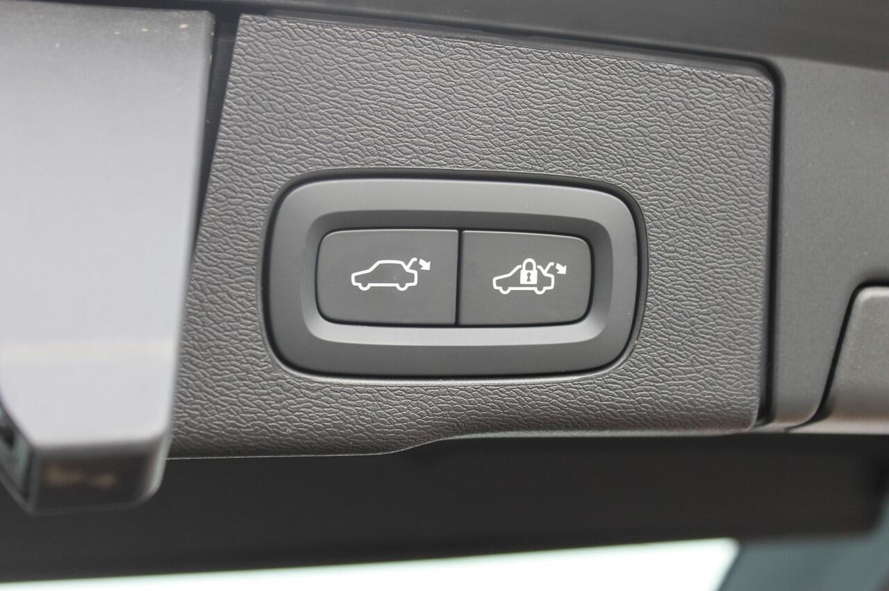 Volvo XC60 T6 350PK Automaat Plug-in hybrid AWD Ultra Dark Head-up display / Semi elektrisch wegklapbare trekhaak / Panoramisch schuif-kanteldak / Harman Kardon audio