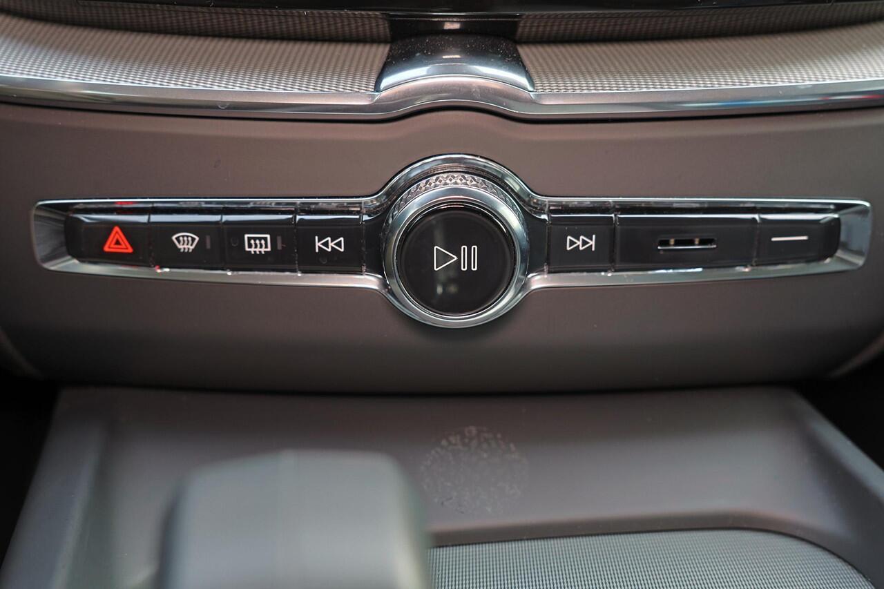 Volvo XC60 T6 Recharge AWD Plus Bright - Luchtvering - Panorama/schuifdak - IntelliSafe Assist & Surround - 360º Camera - Harman/Kardon audio - Adaptieve LED koplampen - Verwarmde voorstoelen, stuur & achterbank - Parkeersensoren voor & achter - Elektr. bedienb. voo