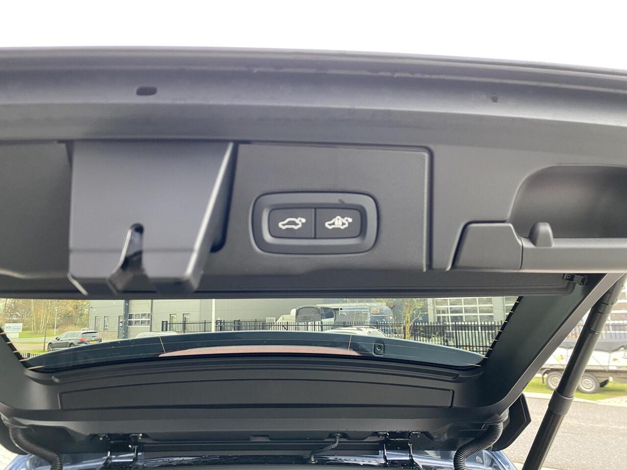 Volvo XC60 2.0 T6 Plug-in hybrid AWD Ultra Black Edition Facelift|HUD|360