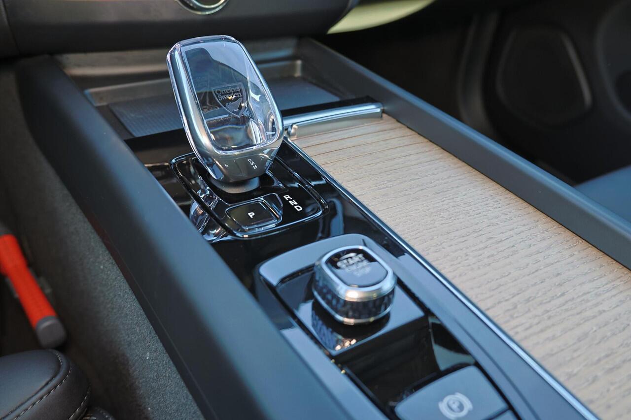 Volvo XC60 T6 Recharge AWD Ultra Dark - Panorama/schuifdak - IntelliSafe Assist & Surround - 360º Camera - Harman/Kardon audio - Adaptieve LED koplampen - Verwarmde voorstoelen, stuur & achterbank - Parkeersensoren voor & achter - Elektr. bedienb. voorstoelen met ge