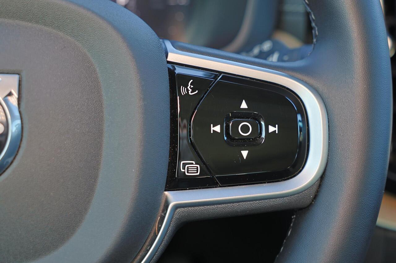 Volvo XC60 T6 Recharge AWD Ultra Dark - Panorama/schuifdak - IntelliSafe Assist & Surround - 360º Camera - Harman/Kardon audio - Adaptieve LED koplampen - Verwarmde voorstoelen, stuur & achterbank - Parkeersensoren voor & achter - Elektr. bedienb. voorstoelen met ge