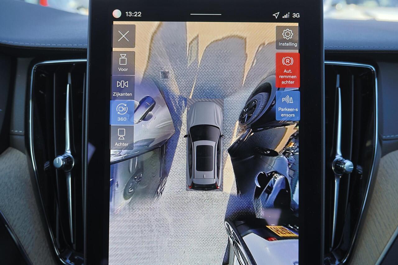 Volvo XC60 T6 Recharge AWD Ultra Dark - Panorama/schuifdak - IntelliSafe Assist & Surround - 360º Camera - Harman/Kardon audio - Adaptieve LED koplampen - Verwarmde voorstoelen, stuur & achterbank - Parkeersensoren voor & achter - Elektr. bedienb. voorstoelen met ge