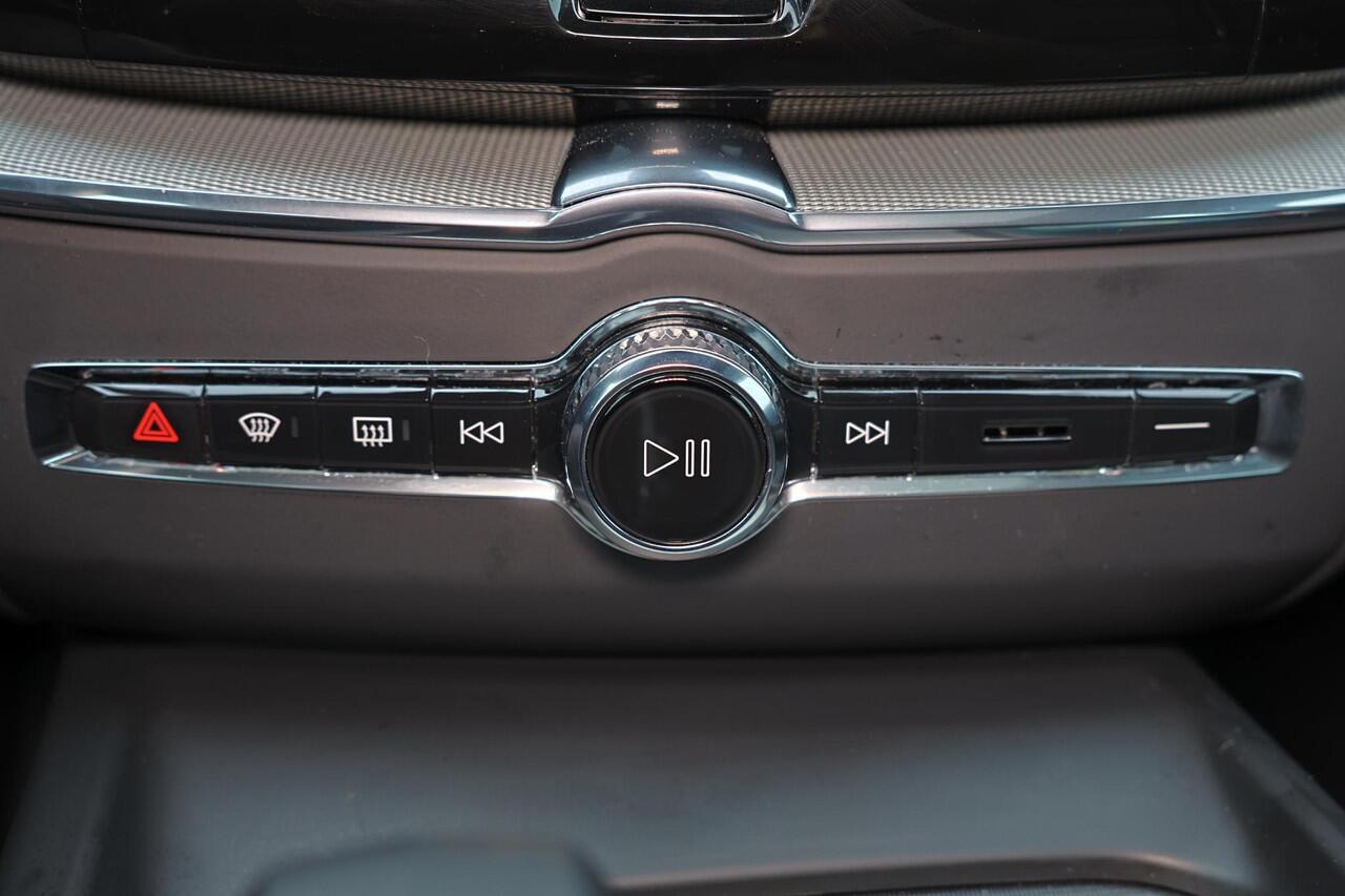 Volvo XC60 T6 Recharge AWD Plus Dark - Panorama/schuifdak - IntelliSafe Assist & Surround - 360º Camera - Verwarmde voorstoelen, stuur & achterbank - Parkeersensoren voor & achter - Elektr. bedienb. voorstoelen met geheugen - Draadloze tel. lader - Elektr. inklapbar