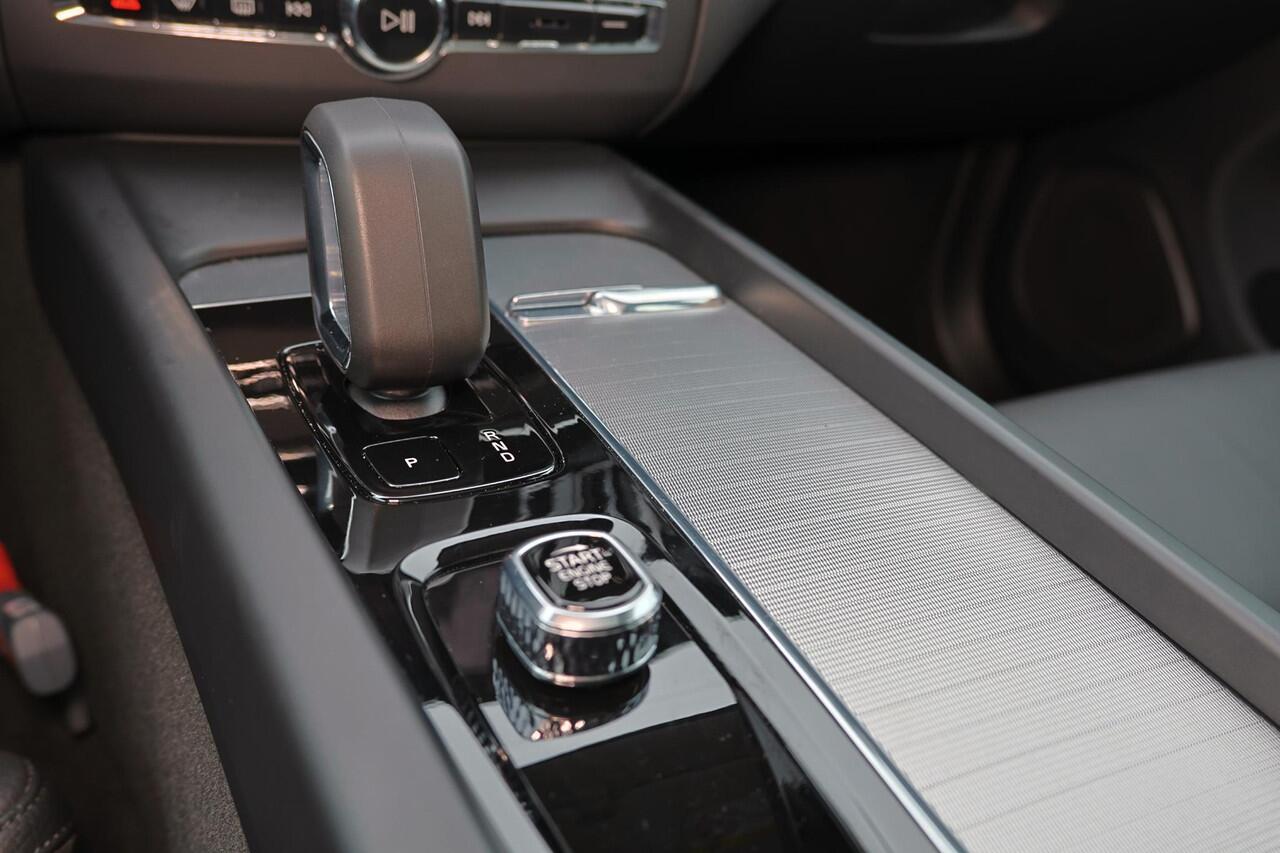 Volvo XC60 T6 Recharge AWD Plus Dark - Panorama/schuifdak - IntelliSafe Assist & Surround - 360º Camera - Verwarmde voorstoelen, stuur & achterbank - Parkeersensoren voor & achter - Elektr. bedienb. voorstoelen met geheugen - Draadloze tel. lader - Elektr. inklapbar