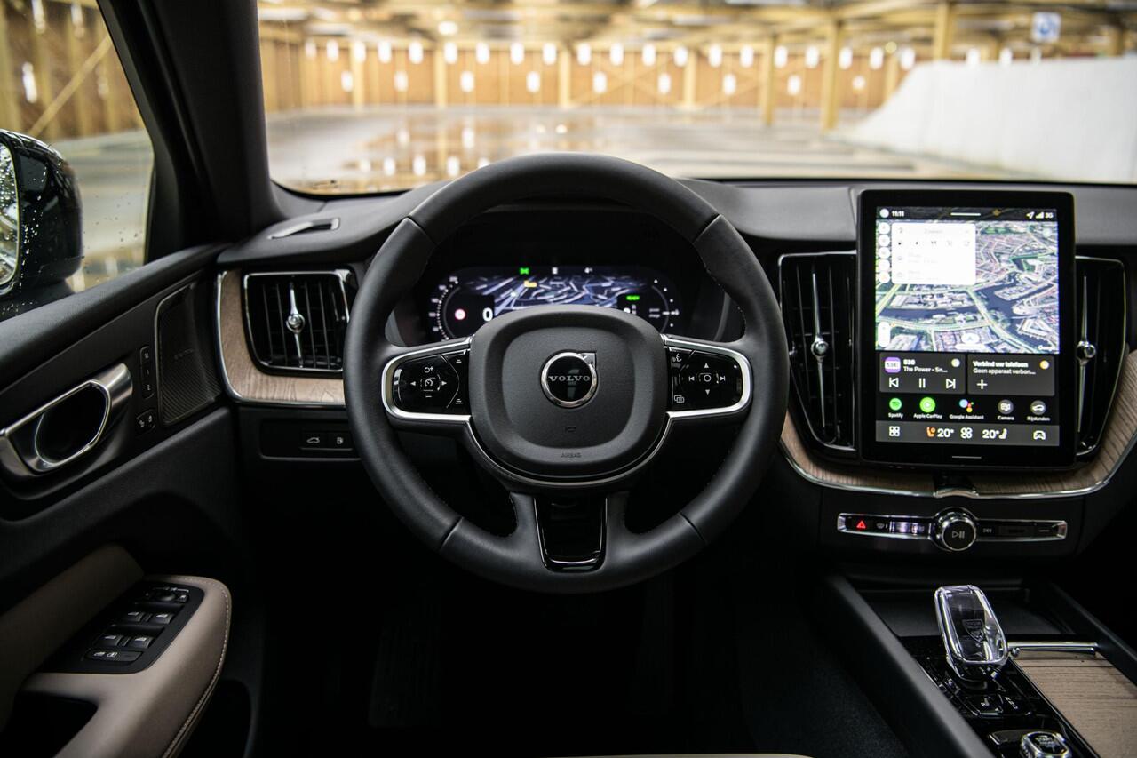 Volvo XC60 2.0 T6 Plug-in hybrid AWD Dark | Heico Body Kit | Panoramadak | 22" Velgen | Trekhaak| Getint Glas | Head-Up | 360 Camera | Panoramadak | Sportonderstel |