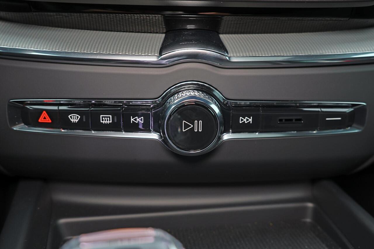 Volvo XC60 T6 Recharge AWD Ultra Black Edition - Panorama/schuifdak - IntelliSafe Assist & Surround - 360º Camera - Harman/Kardon audio - Adaptieve LED koplampen - Verwarmde voorstoelen, stuur & achterbank - Parkeersensoren voor & achter - Elektr. bedienb. voorstoel