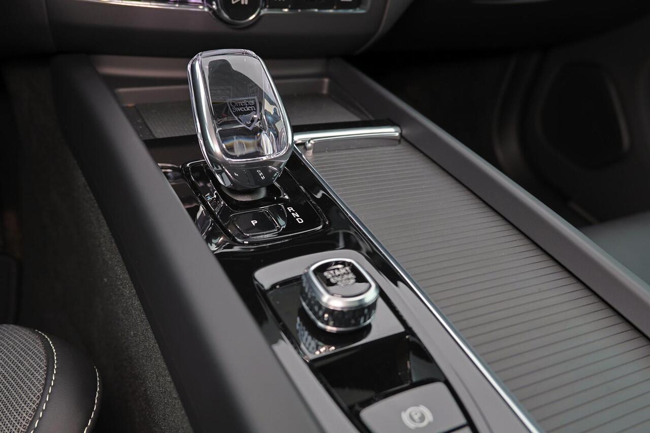 Volvo XC60 T6 Recharge AWD Ultra Black Edition - Panorama/schuifdak - IntelliSafe Assist & Surround - 360º Camera - Harman/Kardon audio - Adaptieve LED koplampen - Verwarmde voorstoelen, stuur & achterbank - Parkeersensoren voor & achter - Elektr. bedienb. voorstoel