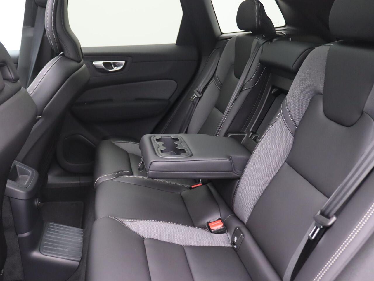 Volvo XC60 2.0 T6 Plug-in hybrid AWD Plus Dark 350PK Aut. Facelift, Pano-Schuifdak, 21" LM velgen, 360gr. Camera, Navi, Keyless, Harman Kardon Audio, Side Assist, Stoelverwarming, Adaptieve Cruise Controle