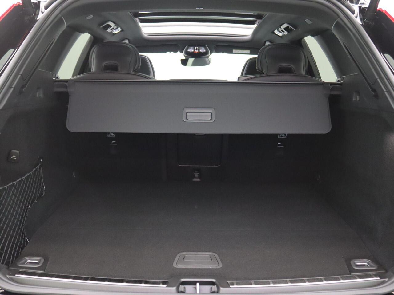 Volvo XC60 2.0 T6 Plug-in hybrid AWD Plus Dark 350PK Aut. Facelift, Pano-Schuifdak, 21" LM velgen, 360gr. Camera, Navi, Keyless, Harman Kardon Audio, Side Assist, Stoelverwarming, Adaptieve Cruise Controle