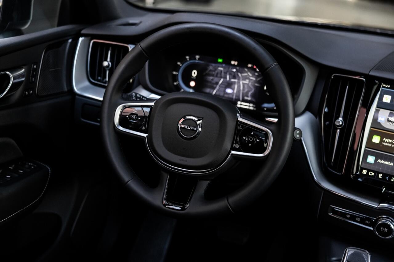 Volvo XC60 T6 Plus Black Edition Recharge AWD | Luchtvering | H&K | HuD | P