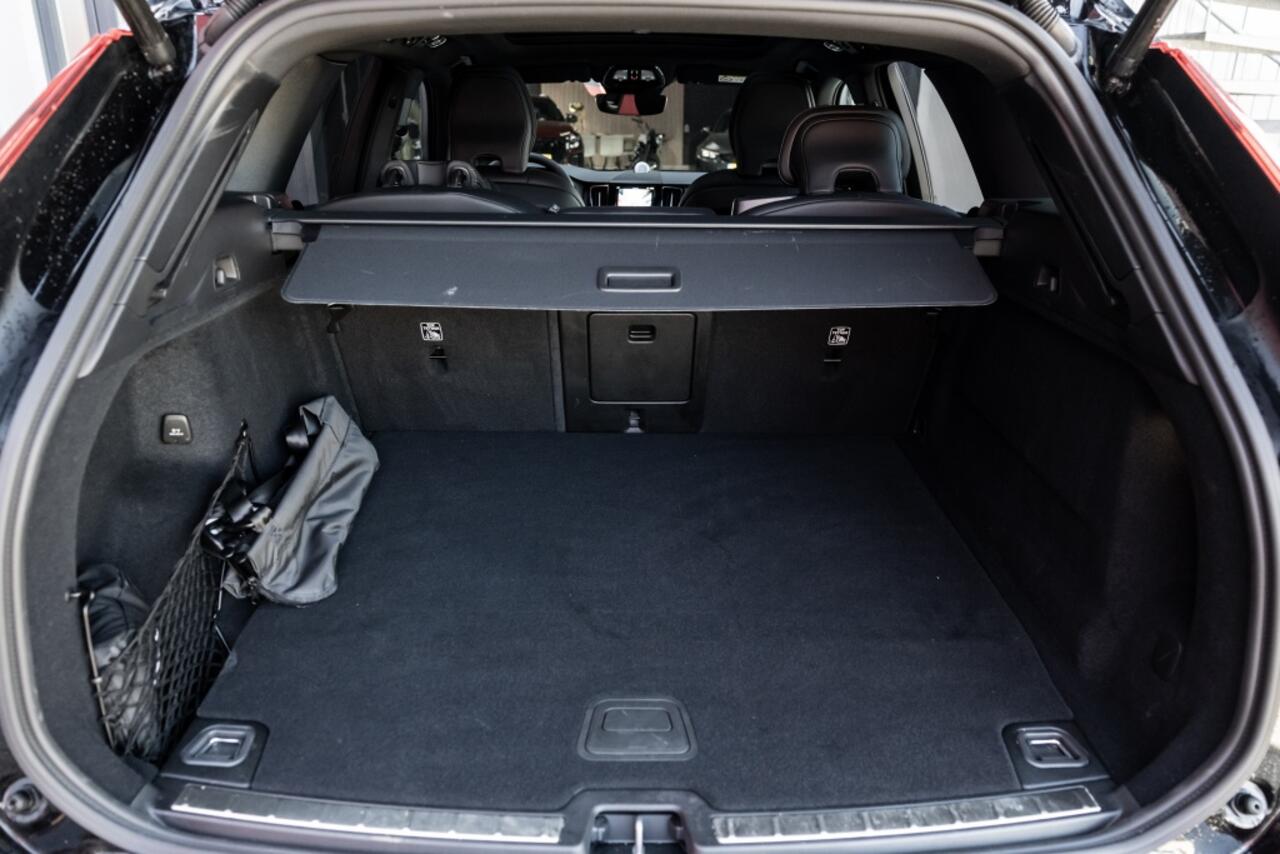 Volvo XC60 T6 Plus Black Edition Recharge AWD | Luchtvering | H&K | HuD | P