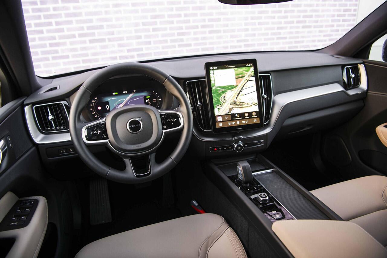 Volvo XC60 2.0 T6 Plug-in hybrid AWD Essential | Facelift | Adaptieve Cruise Control |Trekhaak | Climate | Driver Assist | Getint glas | 22" | Fiscaal 66824 |