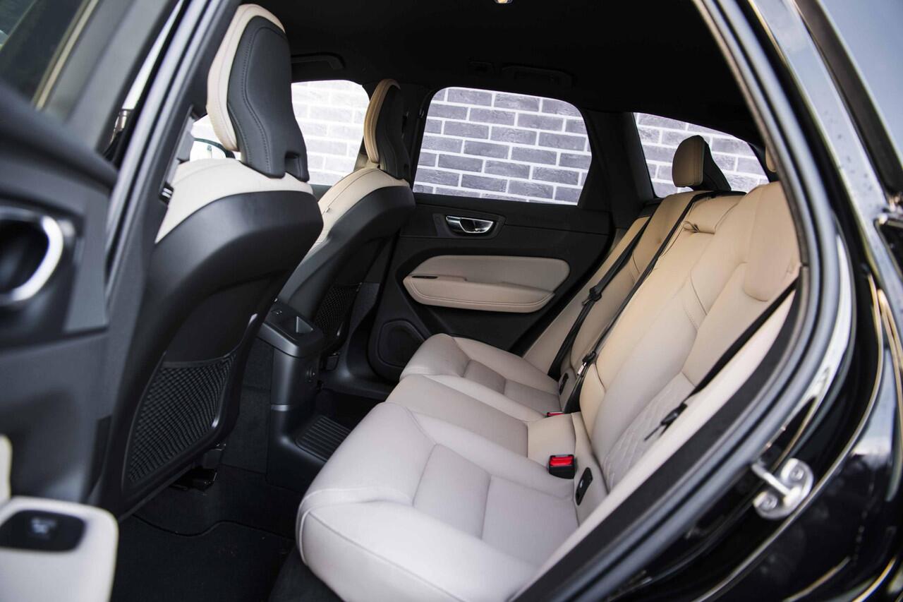 Volvo XC60 2.0 T6 Plug-in hybrid AWD Essential | Facelift | Adaptieve Cruise Control |Trekhaak | Climate | Driver Assist | Getint glas | 22" | Fiscaal 66824 |