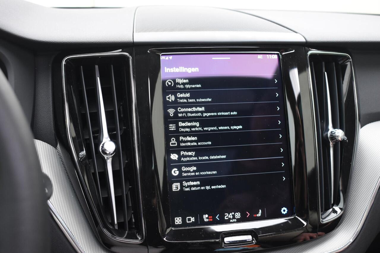 Volvo XC60 T6 350PK Automaat Plug-in Hybrid AWD Plus Dark / Navigatie / 360 Camera / Adaptieve Cruise Control / Stuur & Stoelverwarming / Elektr. Achterklep / Schuifdak / Trekhaak