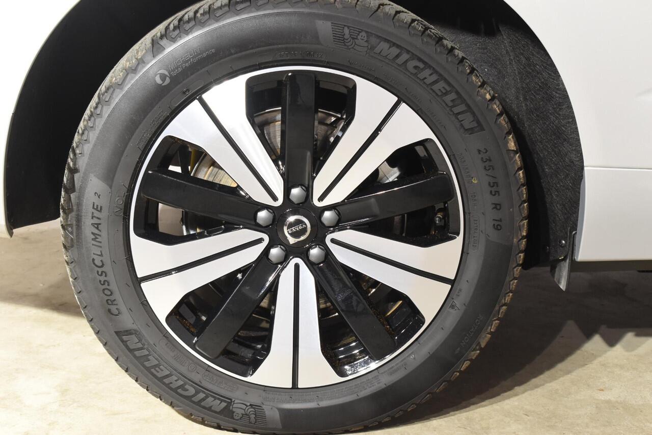 Volvo XC60 T6 350PK Automaat Plug-in Hybrid AWD Plus Dark / Navigatie / 360 Camera / Adaptieve Cruise Control / Stuur & Stoelverwarming / Elektr. Achterklep / Schuifdak / Trekhaak