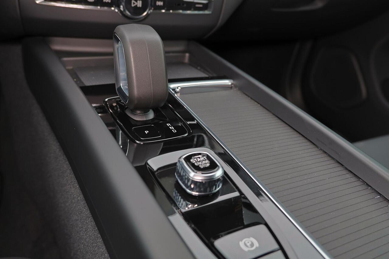 Volvo XC60 T6 Recharge AWD Business Edition - FACELIFT - Adaptive Cruise Control - 360 graden camera - Google Infotainment - Harman Kardon Audio - Verwarmbaar stuurwiel - Verwarmbare voorstoelen - Verwarbare achterbank