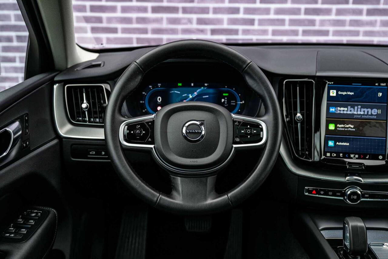 Volvo XC60 2.0 T6 Plug-in hybrid AWD Plus Dark | Adaptieve cruise control | Trekhaak | Stoel- en stuurverwarming | BLIS | Panorama dak |Schuif/kanteldak | Elektrisch verstelbare voorstoelen met geheugen |