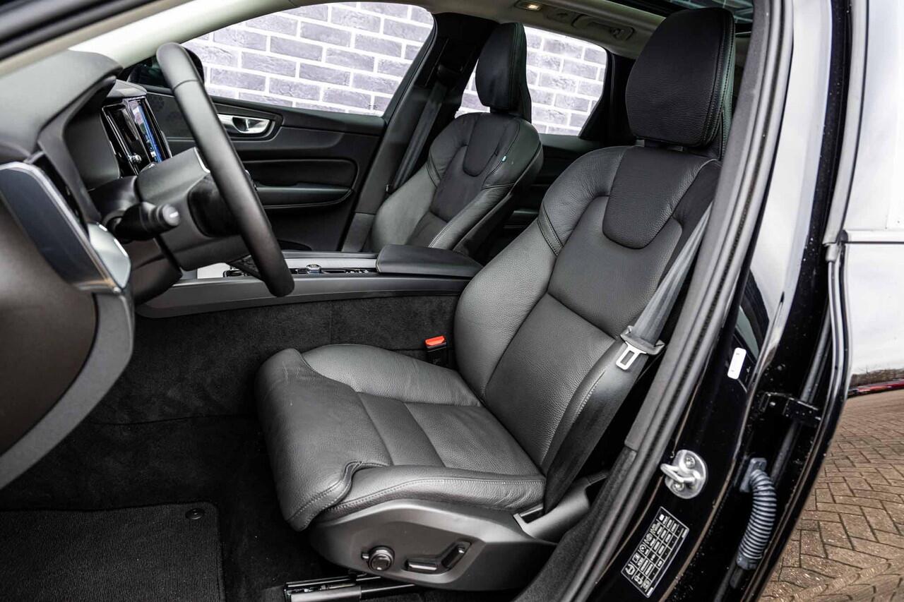 Volvo XC60 2.0 T6 Plug-in hybrid AWD Plus Dark | Adaptieve cruise control | Trekhaak | Stoel- en stuurverwarming | BLIS | Panorama dak |Schuif/kanteldak | Elektrisch verstelbare voorstoelen met geheugen |