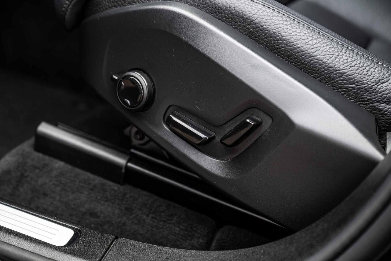 Volvo XC60 2.0 T6 Plug-in hybrid AWD Plus Dark | Adaptieve cruise control | Trekhaak | Stoel- en stuurverwarming | BLIS | Panorama dak |Schuif/kanteldak | Elektrisch verstelbare voorstoelen met geheugen |