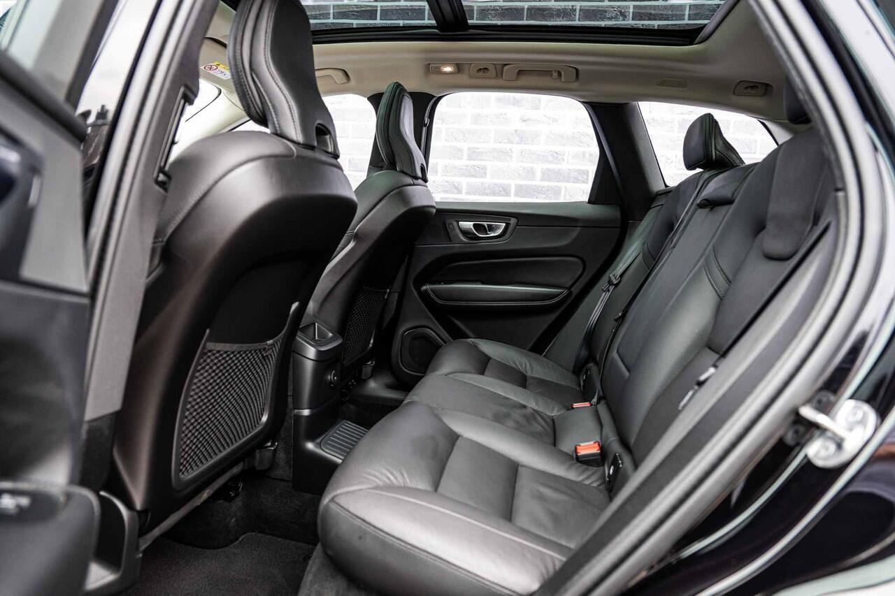 Volvo XC60 2.0 T6 Plug-in hybrid AWD Plus Dark | Adaptieve cruise control | Trekhaak | Stoel- en stuurverwarming | BLIS | Panorama dak |Schuif/kanteldak | Elektrisch verstelbare voorstoelen met geheugen |