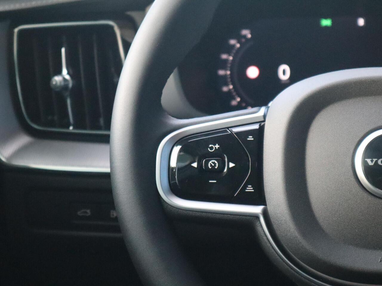 Volvo XC60 T6 Plug-in hybrid AWD Ultra Black Edition | Uit voorraad leverbaar | Harman Kardon | Panoramadak