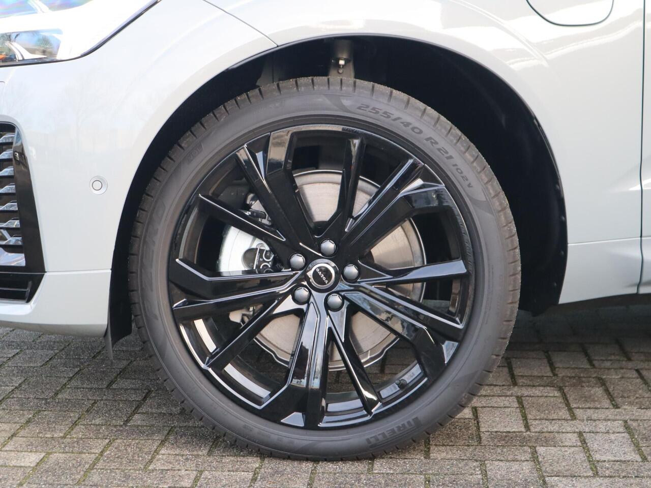 Volvo XC60 T6 Plug-in hybrid AWD Ultra Black Edition | Uit voorraad leverbaar | Harman Kardon | Panoramadak