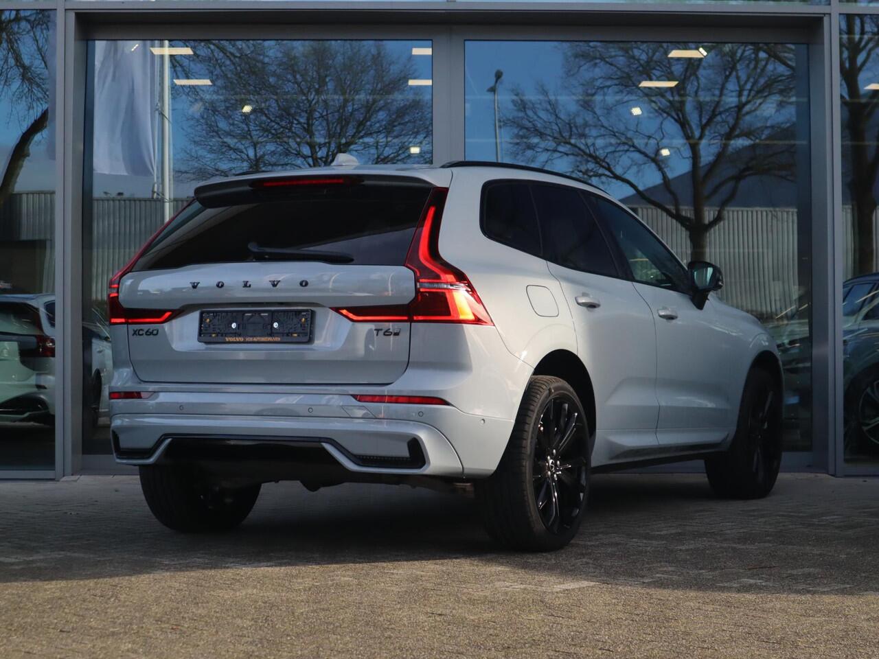 Volvo XC60 T6 Plug-in hybrid AWD Ultra Black Edition | Uit voorraad leverbaar | Harman Kardon | Panoramadak