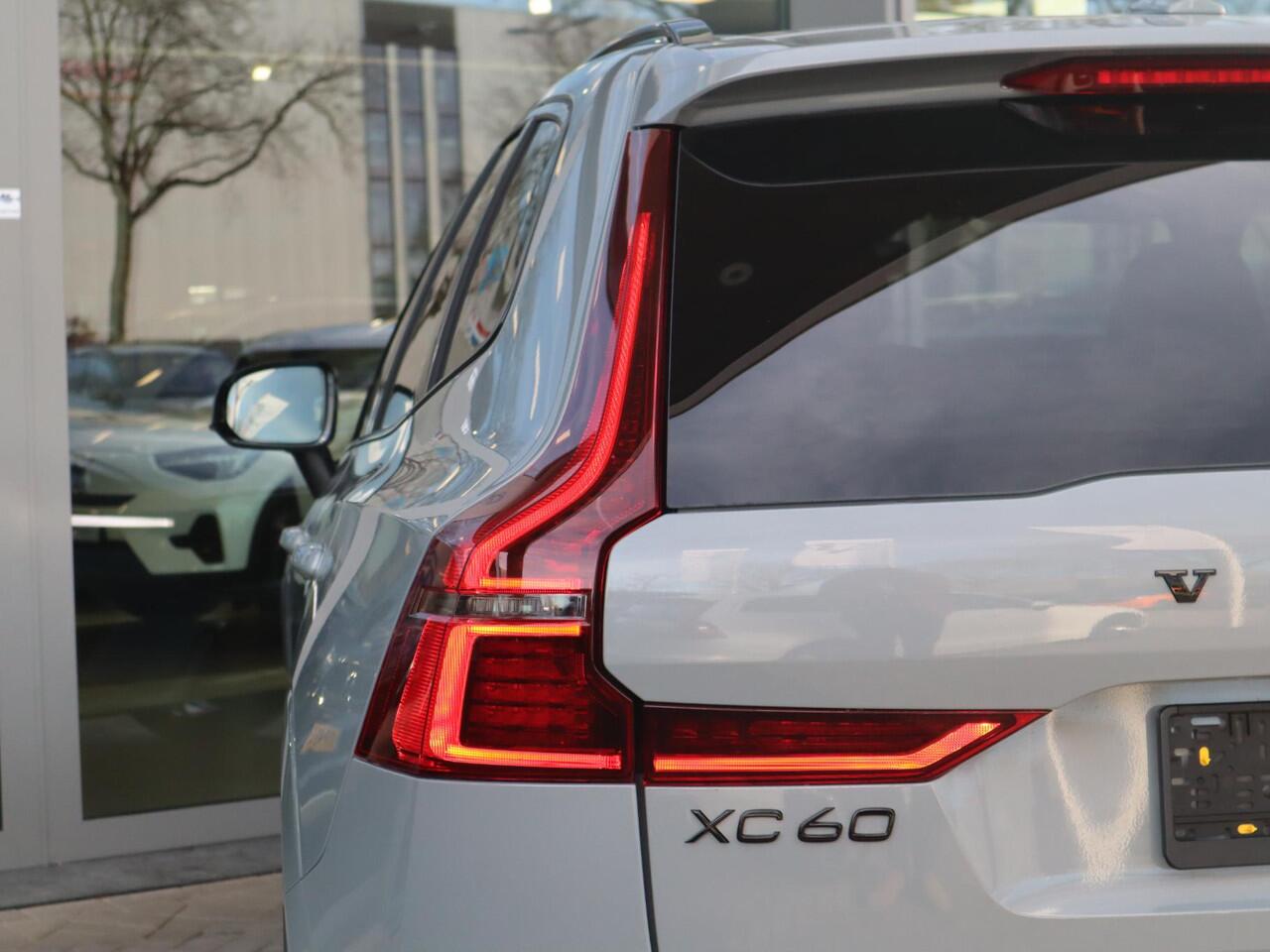 Volvo XC60 T6 Plug-in hybrid AWD Ultra Black Edition | Uit voorraad leverbaar | Harman Kardon | Panoramadak