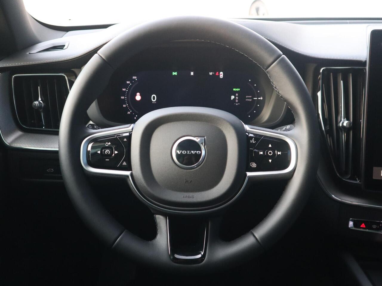 Volvo XC60 T6 Plug-in hybrid AWD Ultra Black Edition | Uit voorraad leverbaar | Harman Kardon | Panoramadak