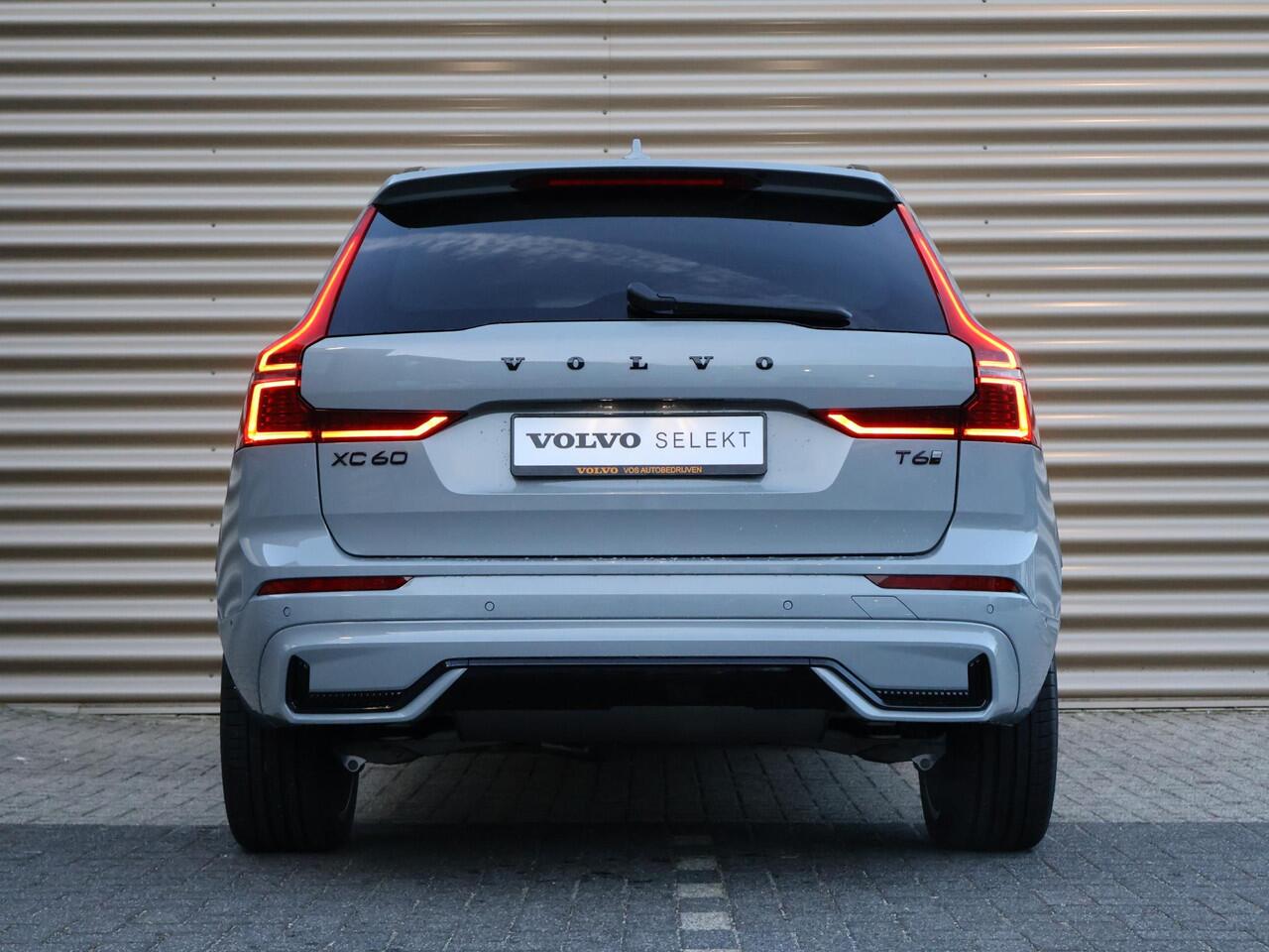 Volvo XC60 T6 Plug-in hybrid AWD Ultra Black Edition | Uit voorraad leverbaar | Harman Kardon | Panoramadak
