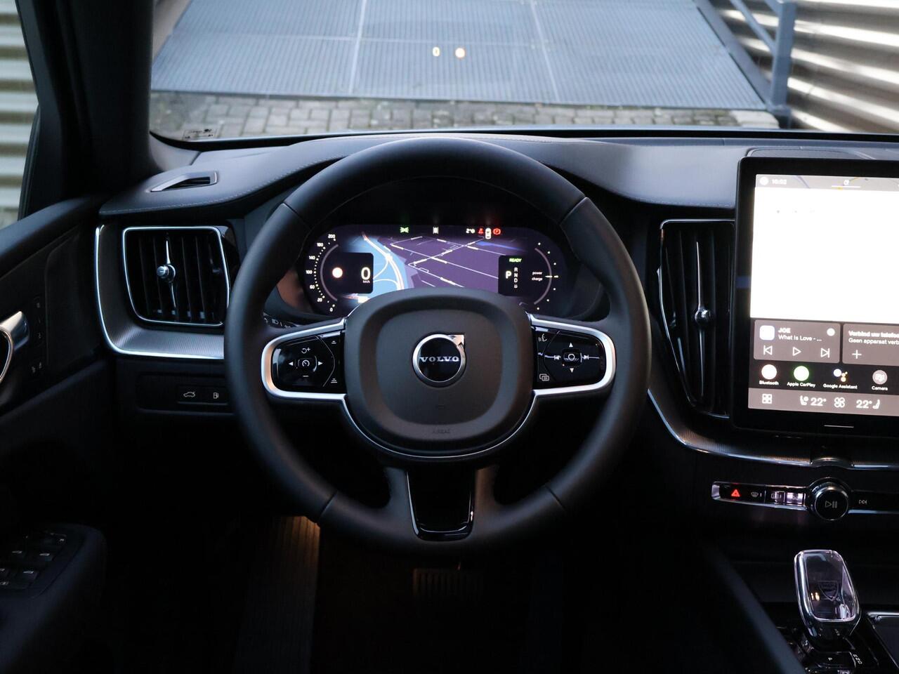 Volvo XC60 T6 Plug-in hybrid AWD Ultra Black Edition | Uit voorraad leverbaar | Harman Kardon | Panoramadak