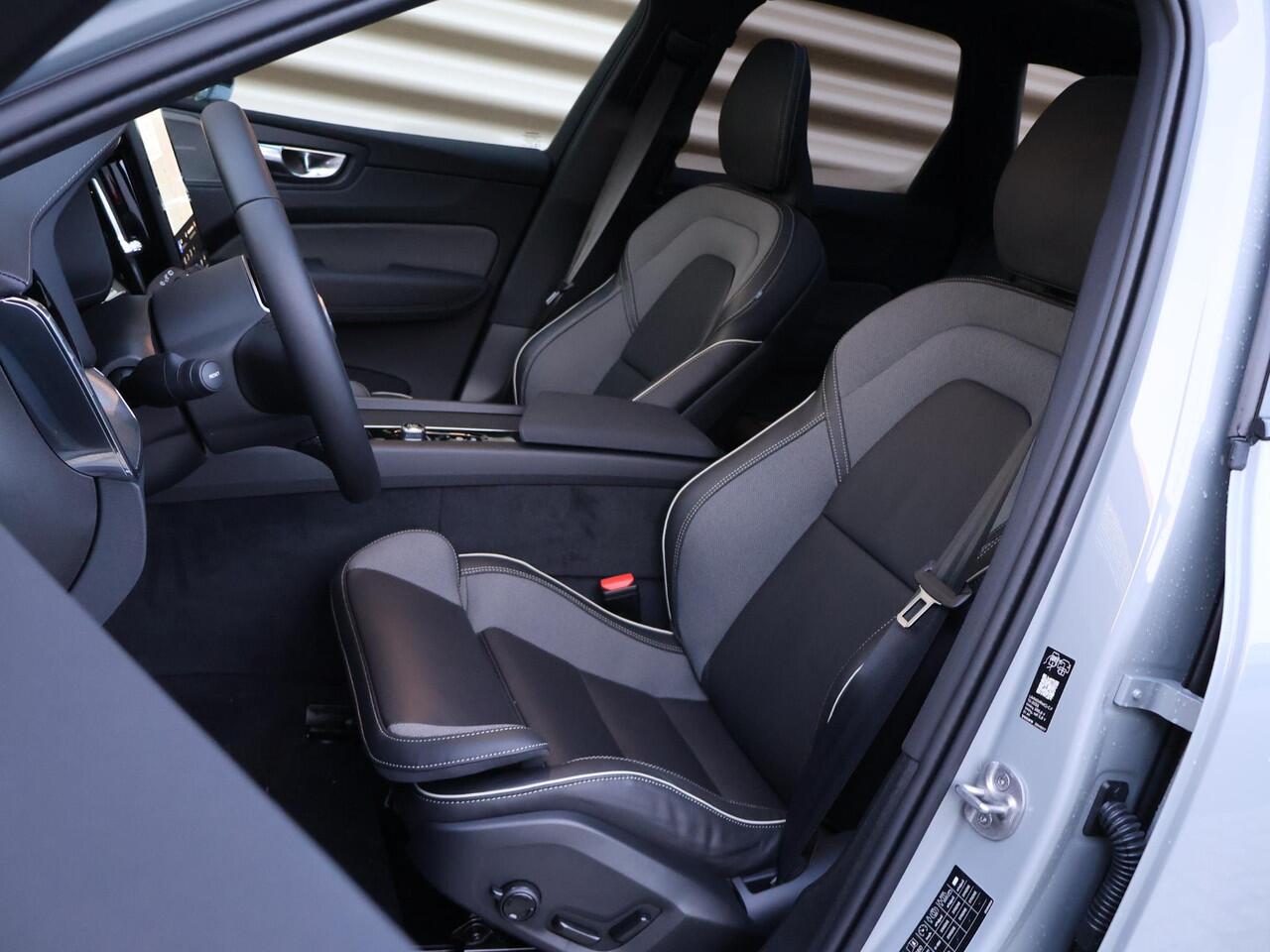 Volvo XC60 T6 Plug-in hybrid AWD Ultra Black Edition | Uit voorraad leverbaar | Harman Kardon | Panoramadak