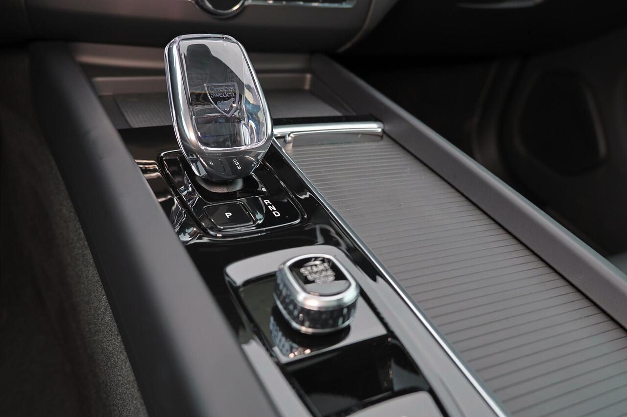 Volvo XC60 T6 Recharge AWD Plus Black Edition - Panorama/schuifdak - IntelliSafe Assist & Surround - 360º Camera - Harman/Kardon audio - Adaptieve LED koplampen - Verwarmde voorstoelen, stuur & achterbank - Parkeersensoren voor & achter - Elektr. bedienb. voorstoele