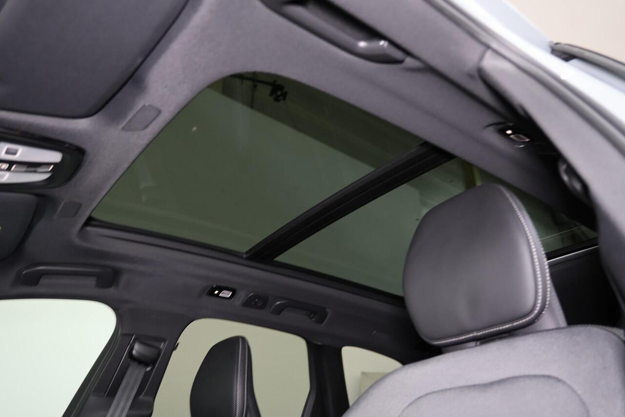 Volvo XC60 T6 Recharge AWD Plus Black Edition - Panorama/schuifdak - IntelliSafe Assist & Surround - 360º Camera - Harman/Kardon audio - Adaptieve LED koplampen - Verwarmde voorstoelen, stuur & achterbank - Parkeersensoren voor & achter - Elektr. bedienb. voorstoele