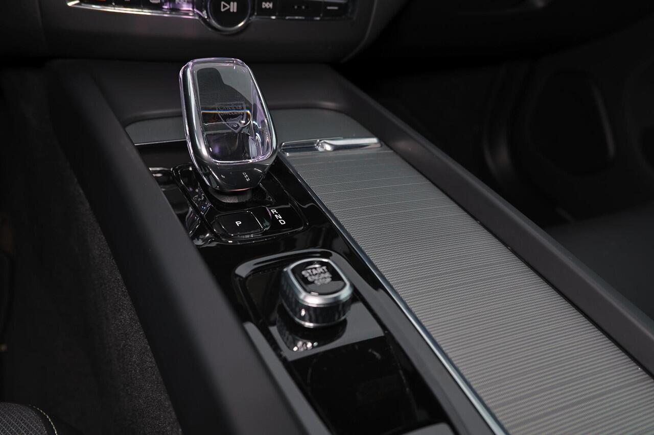 Volvo XC60 T6 Recharge AWD Plus Black Edition - Luchtvering - Panorama/schuifdak - IntelliSafe Assist & Surround - 360º Camera - Harman/Kardon audio - Adaptieve LED koplampen - Verwarmde voorstoelen, stuur & achterbank - Parkeersensoren voor & achter - Elektr. bedie