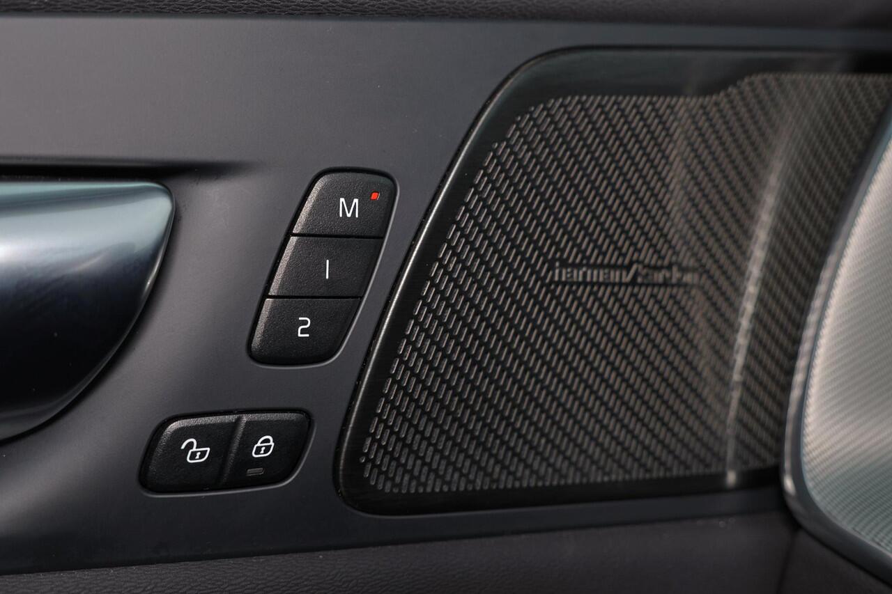 Volvo XC60 T6 Recharge AWD Plus Black Edition - Luchtvering - Panorama/schuifdak - IntelliSafe Assist & Surround - 360º Camera - Harman/Kardon audio - Adaptieve LED koplampen - Verwarmde voorstoelen, stuur & achterbank - Parkeersensoren voor & achter - Elektr. bedie