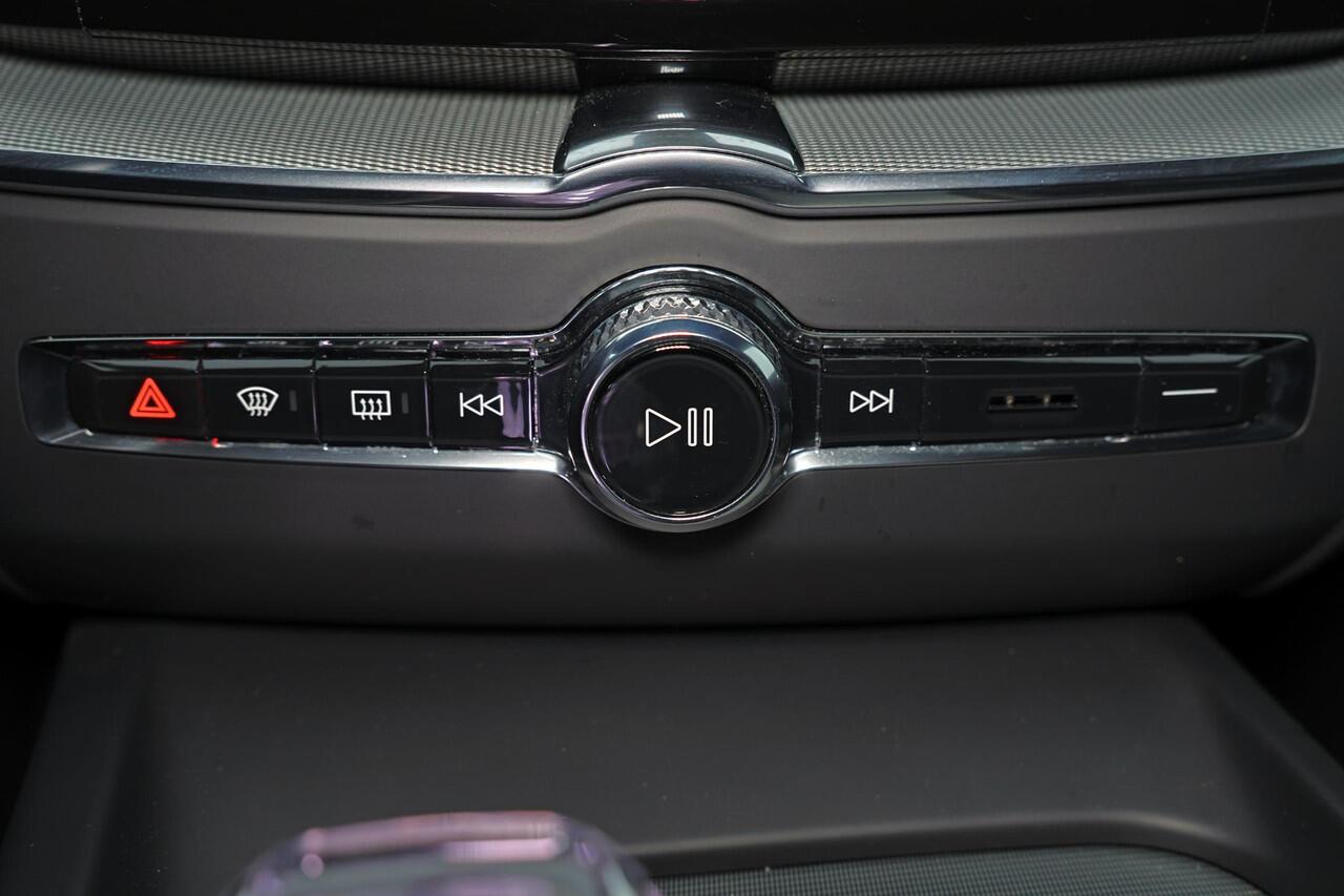 Volvo XC60 T6 Recharge AWD Plus Black Edition - Luchtvering - Panorama/schuifdak - IntelliSafe Assist & Surround - 360º Camera - Harman/Kardon audio - Adaptieve LED koplampen - Verwarmde voorstoelen, stuur & achterbank - Parkeersensoren voor & achter - Elektr. bedie