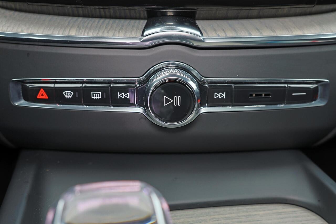 Volvo XC60 T6 Recharge AWD Ultra Bright - Luchtvering - Panorama/schuifdak - IntelliSafe Assist & Surround - 360º Camera - Adaptieve LED koplampen - Verwarmde voorstoelen, stuur & achterbank - Parkeersensoren voor & achter - Elektr. bedienb. voorstoelen met geheugen