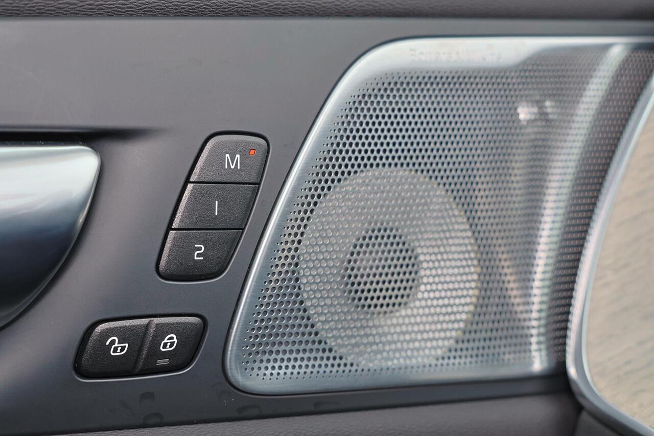 Volvo XC60 T6 Recharge AWD Ultra Bright - Luchtvering - Panorama/schuifdak - IntelliSafe Assist & Surround - 360º Camera - Adaptieve LED koplampen - Verwarmde voorstoelen, stuur & achterbank - Parkeersensoren voor & achter - Elektr. bedienb. voorstoelen met geheugen