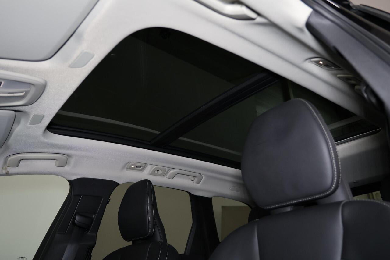 Volvo XC60 T6 Recharge AWD Ultra Bright - Luchtvering - Panorama/schuifdak - IntelliSafe Assist & Surround - 360º Camera - Adaptieve LED koplampen - Verwarmde voorstoelen, stuur & achterbank - Parkeersensoren voor & achter - Elektr. bedienb. voorstoelen met geheugen