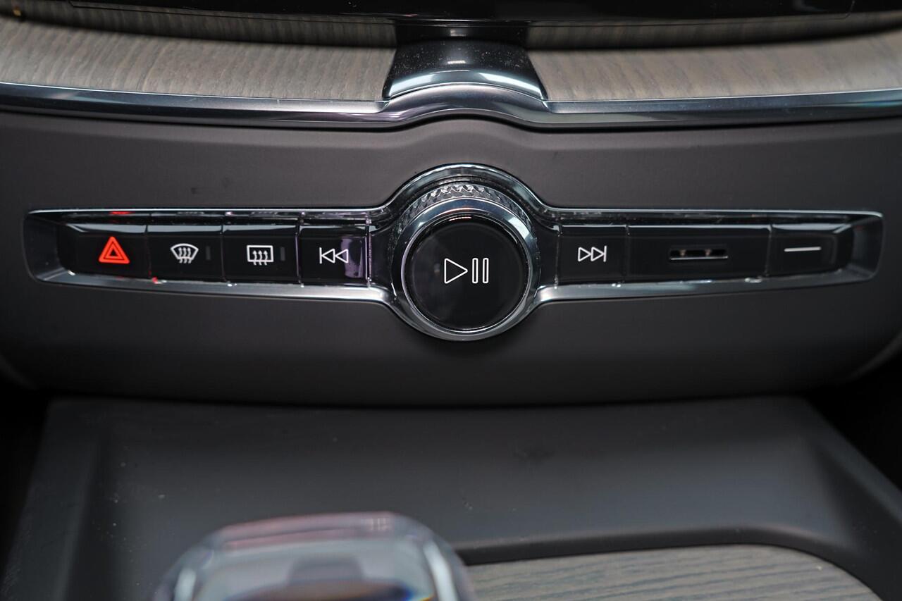 Volvo XC60 T8 Recharge AWD Ultra Dark - Luchtvering - Panorama/schuifdak - IntelliSafe Assist & Surround - 360º Camera - Bowers & Wilkins audio - Adaptieve LED koplampen - Verwarmde voorstoelen, stuur & achterbank - Parkeersensoren voor & achter - Elektr. bedienb. v